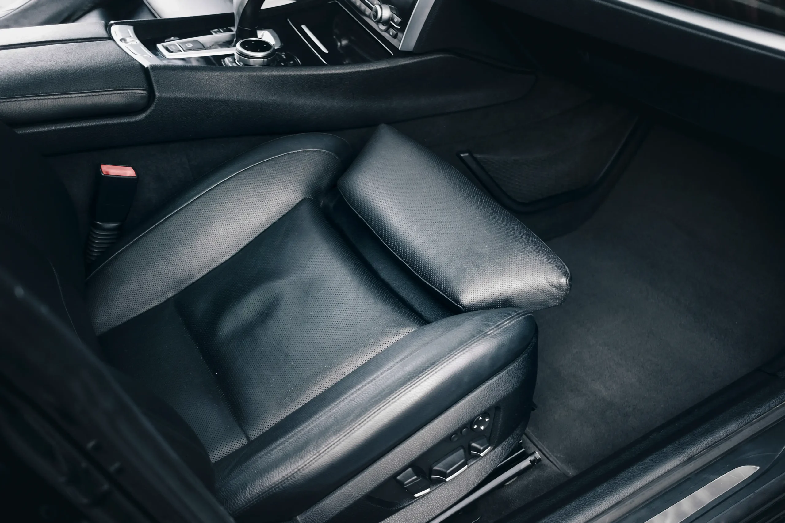 black-luxury-car-interior-leather-seat-interior-details-details-interior